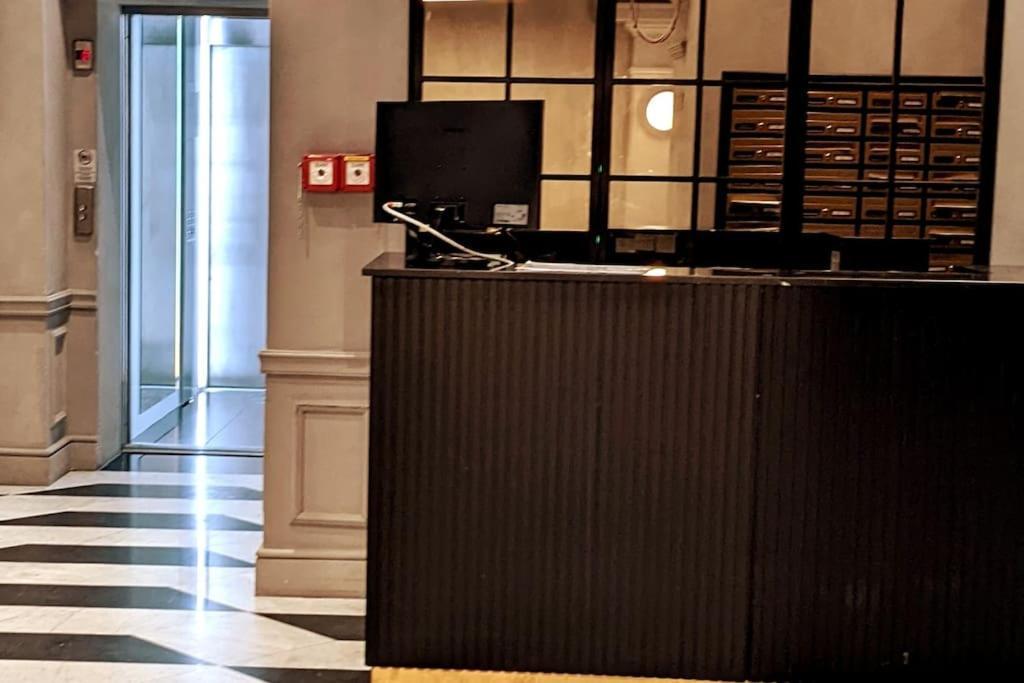 Modern Luxe In Heart Of Downtown Apartman